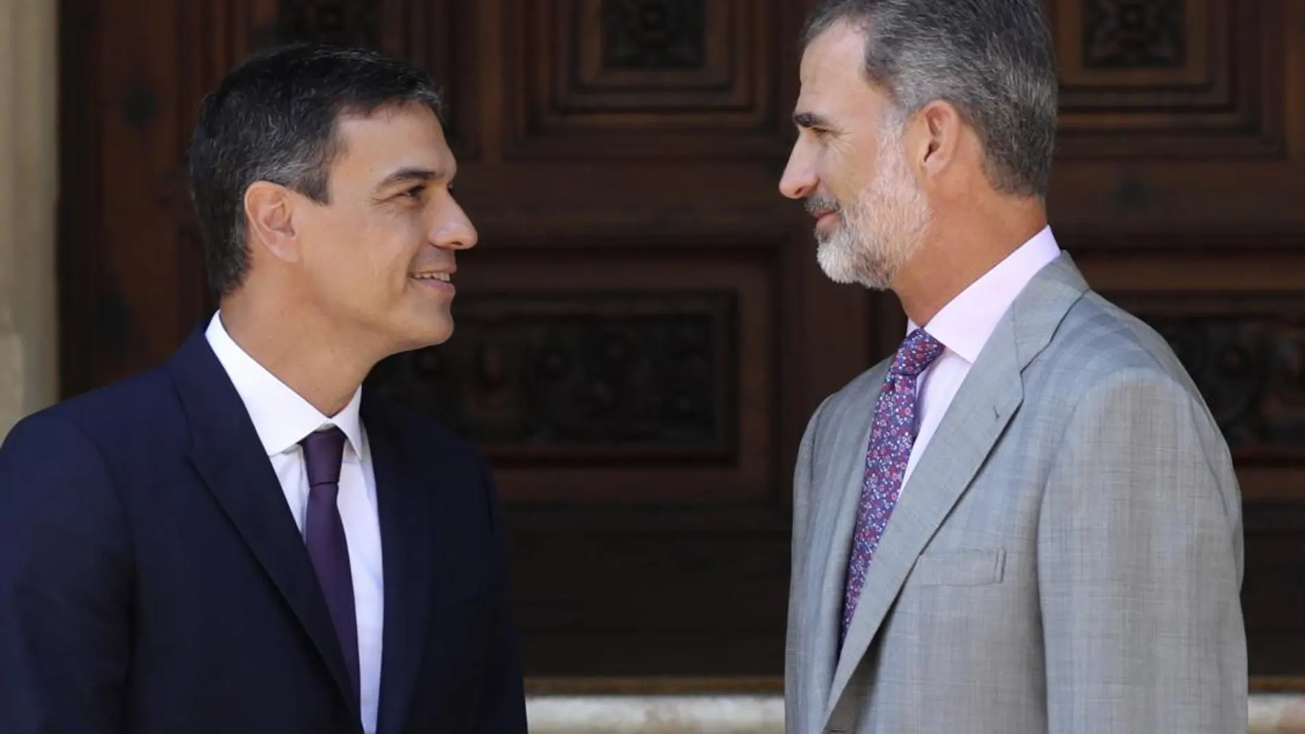 El Rey Felipe VI y el presidente del Gobierno, Pedro Sánchez, en el Palacio de Marivent / Foto: Efe