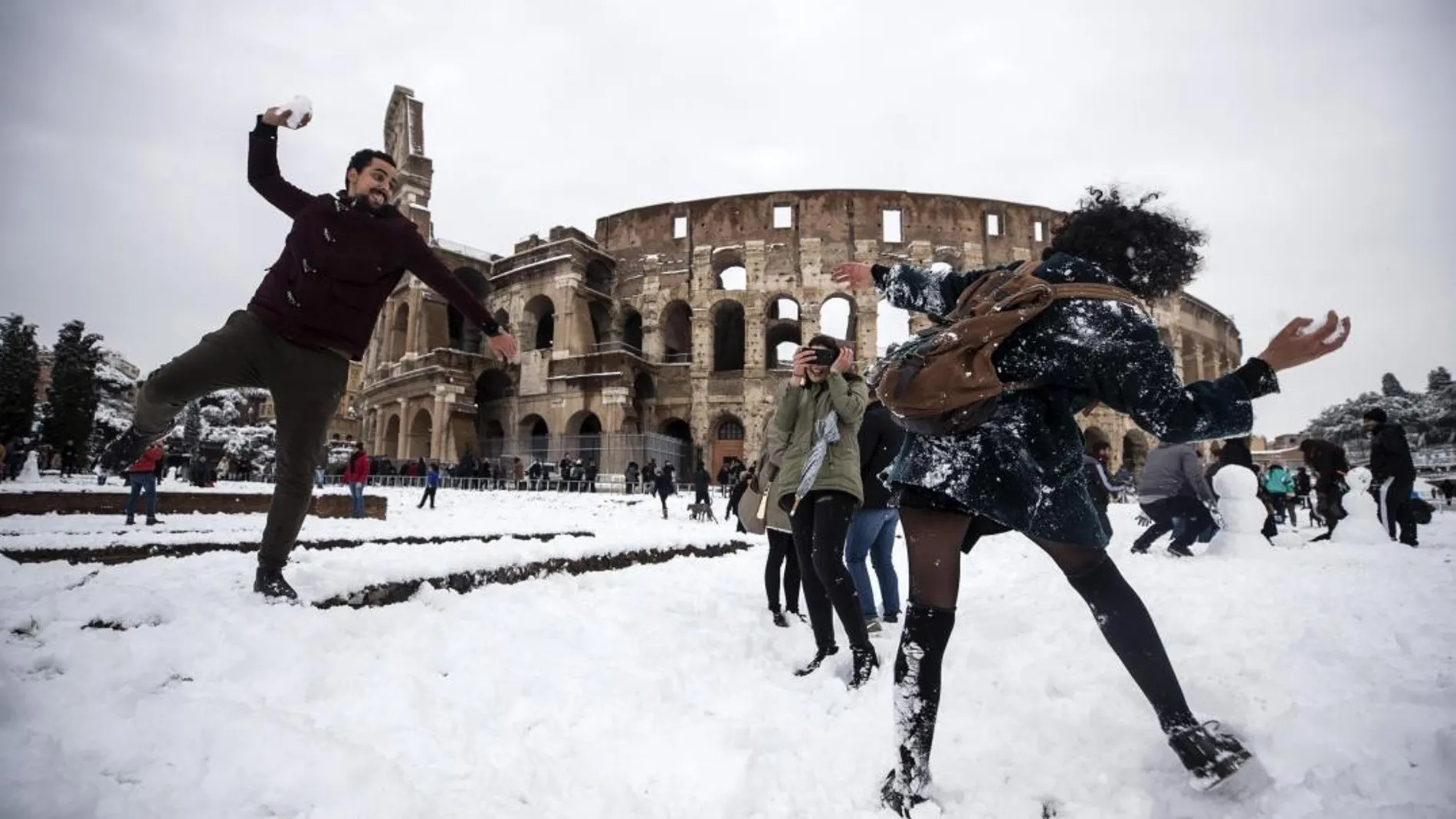 Varias personas se lanzan bolas de nieve frente al Coliseo en Roma/Efe
