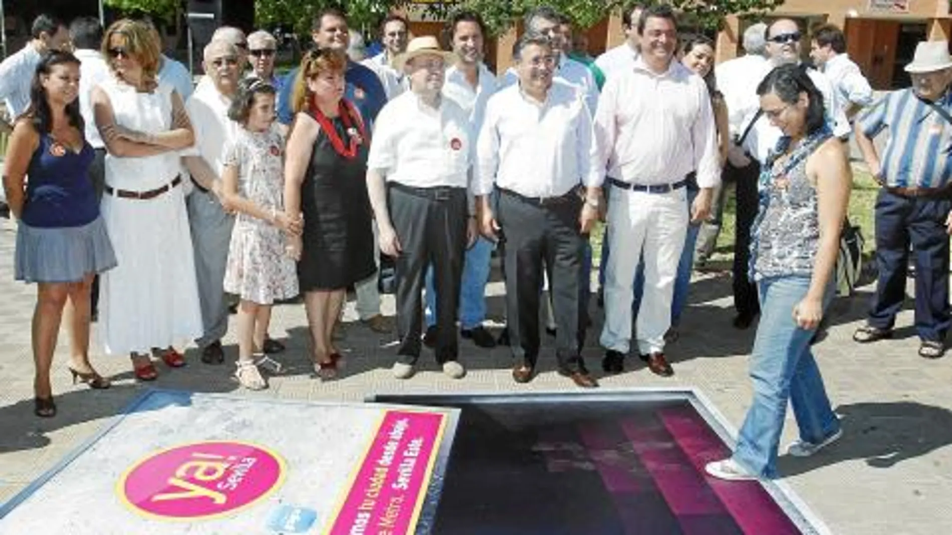 Zoido se reunió ayer con los vecinos de Sevilla Este para presentarles su alegaciones al proyecto de la Línea 2
