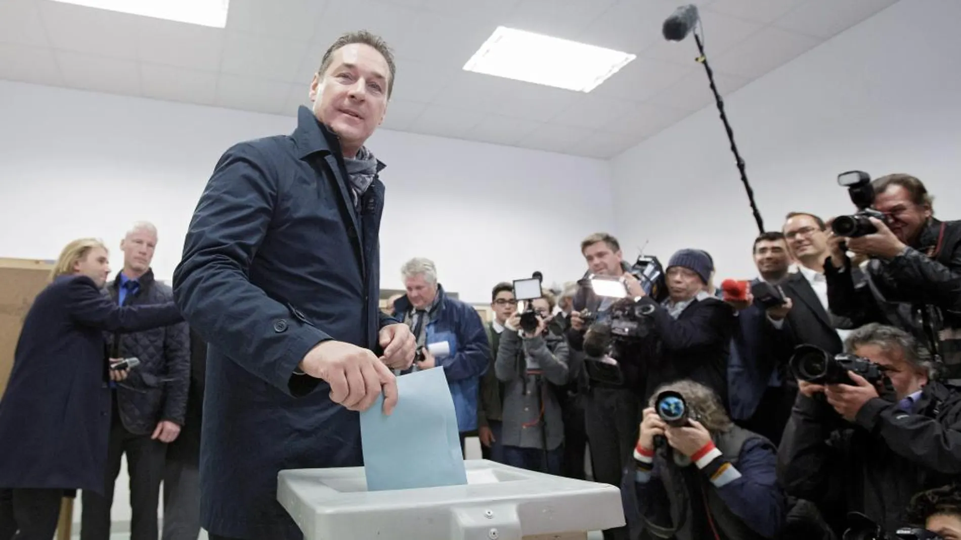 El líder del Partido Liberal autriaco (FPOe) Heinz-Christian Strache, deposita su voto en el colegio electoral en Viena