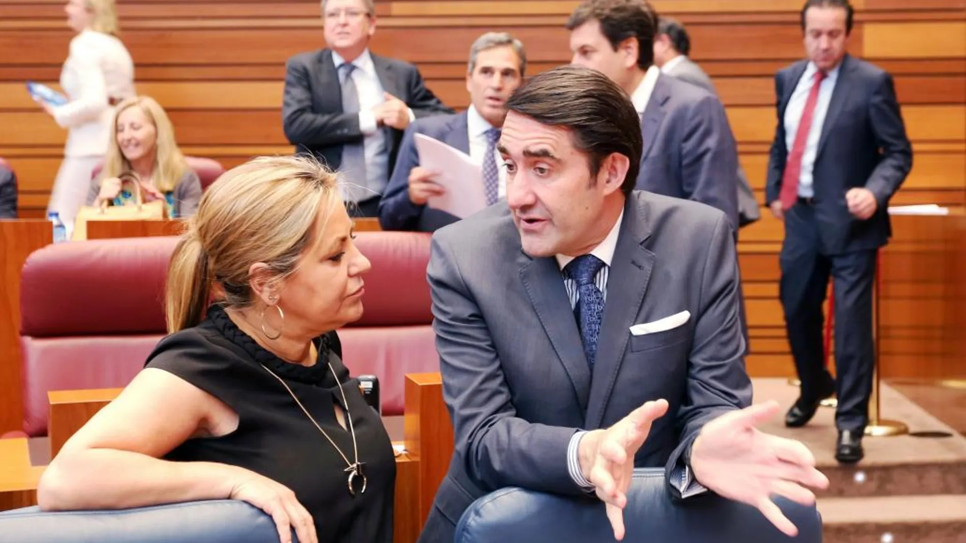 Los consejeros Rosa Valdeón y Juan Carlos Suárez-Quiñones, durante un receso del pleno de ayer