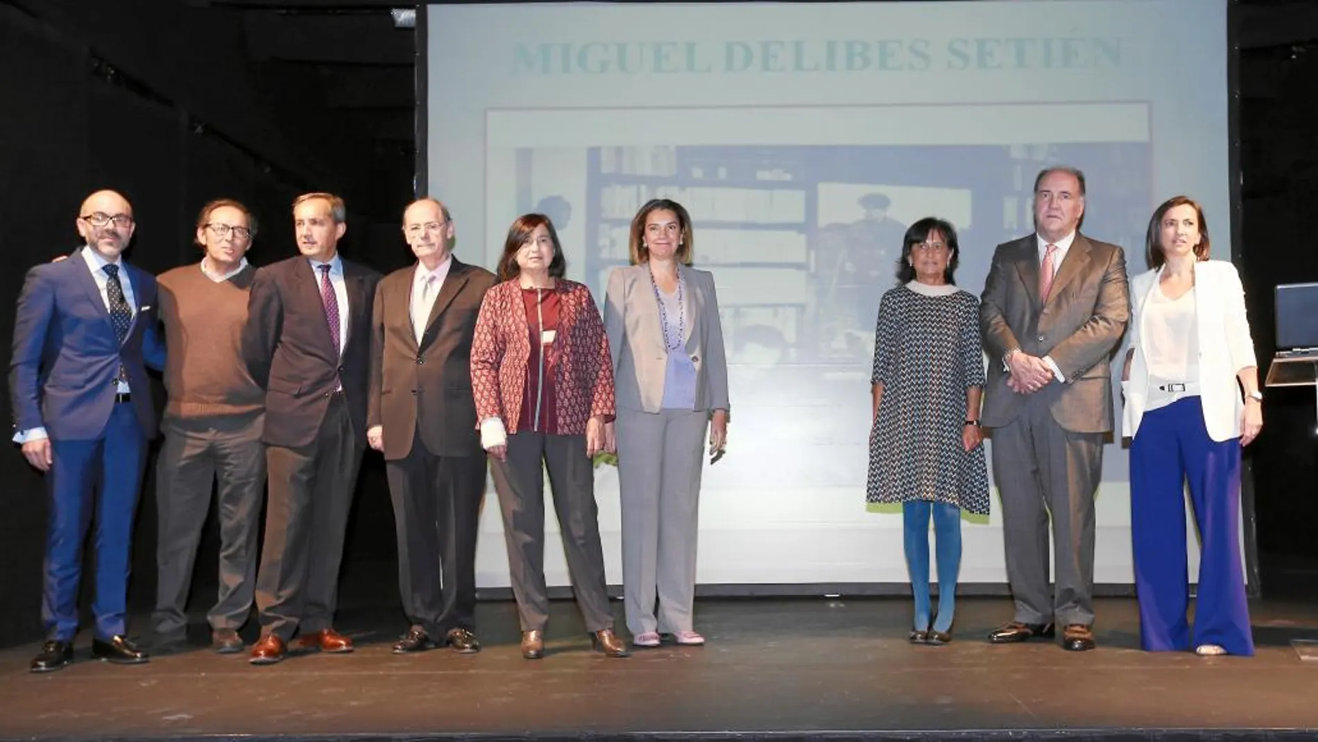 Patronos y trabajadores de la Fundación Miguel Delibes en la presentación del archivo personal del escritor