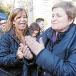 La popular Sánchez-Camacho y Simó, de ERC, se topan buscando votos en L’Hospitalet