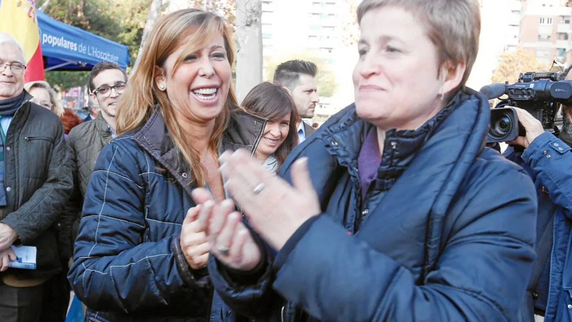 La popular Sánchez-Camacho y Simó, de ERC, se topan buscando votos en L’Hospitalet