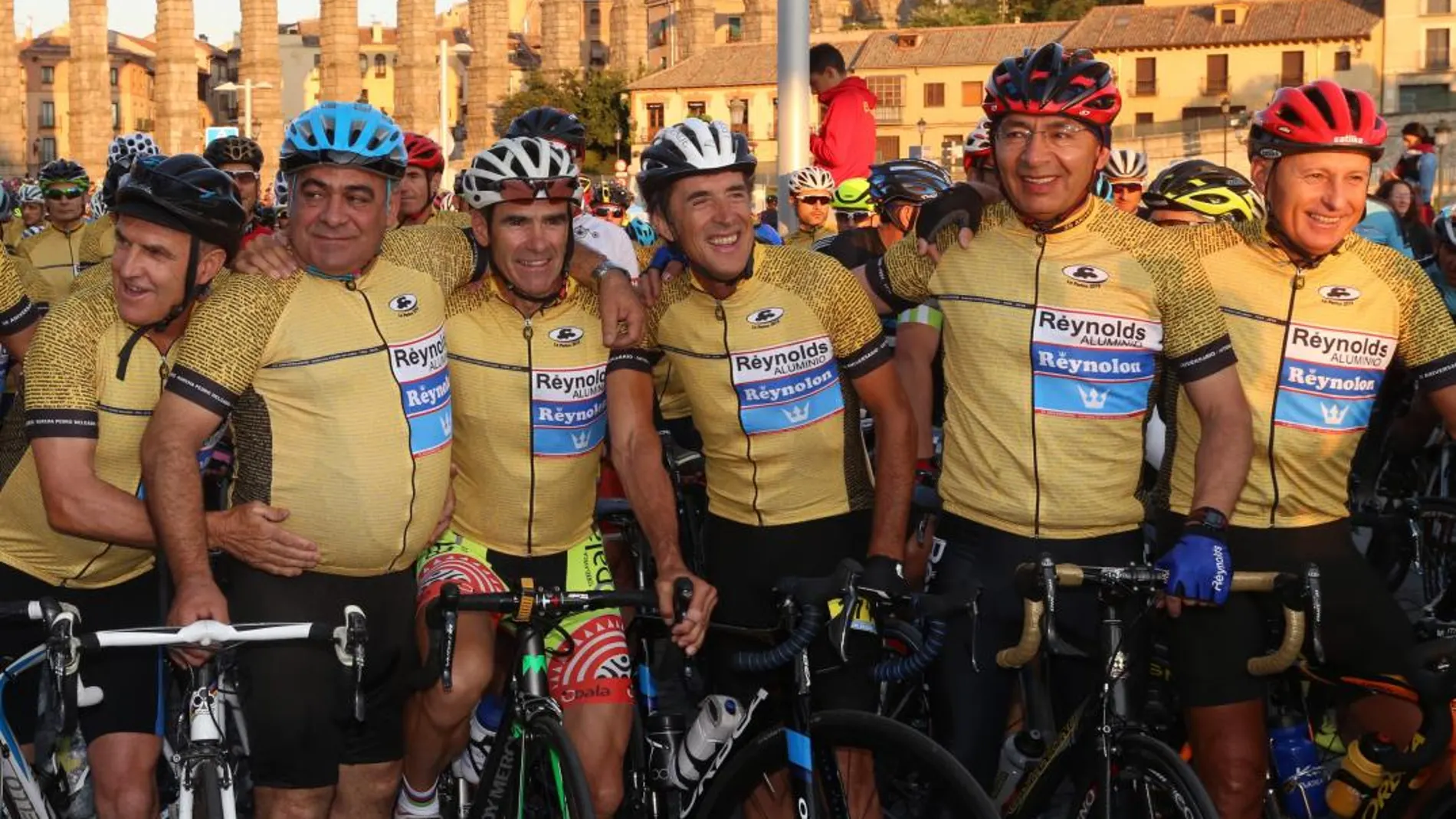 Celebración de la XXV edición de la Marcha Cicloturista Pedro Delgado, que este año homenajea al equipo Reynolds y a sus componentes, que ayudaron al campeón segoviano a ganar el Tour de 1988, que celebra su 30 aniversario