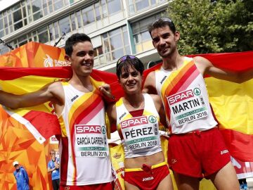Los campeones de Europa de 20 km marcha Álvaro Martín y María Pérez, junto al otro medallista, Diego García, que ha conseguido la plata. Foto: Efe