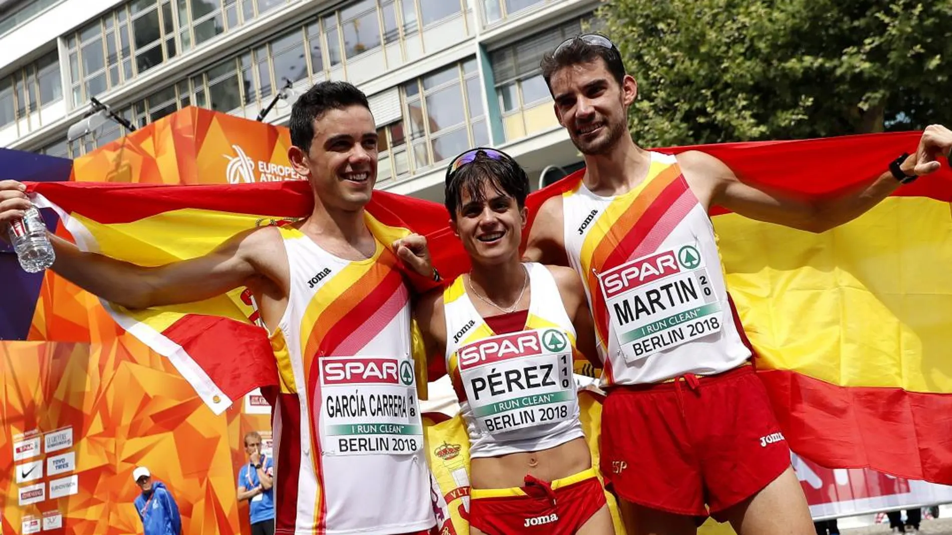 Los campeones de Europa de 20 km marcha Álvaro Martín y María Pérez, junto al otro medallista, Diego García, que ha conseguido la plata. Foto: Efe