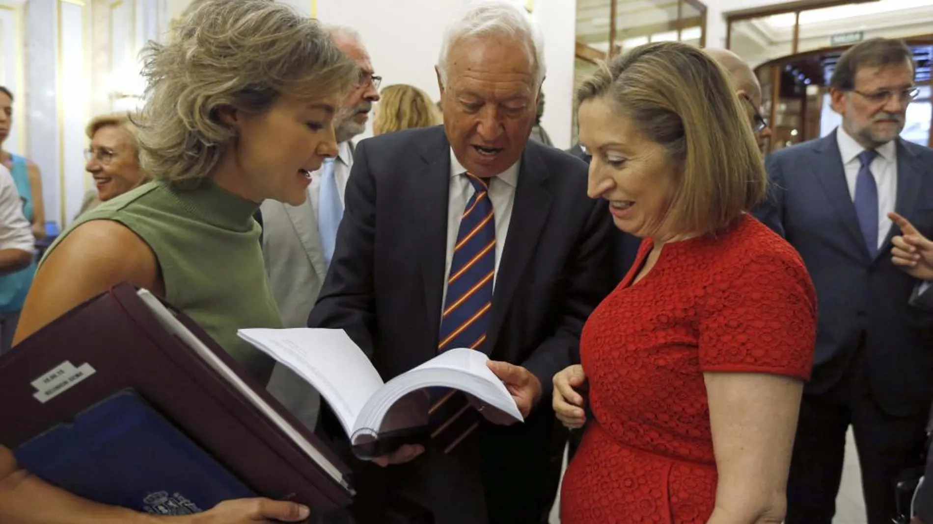 García-Margallo (c), Ana Pastor (d), e Isabel García Tejerina (i), a su llegada hoy al pleno del Congreso