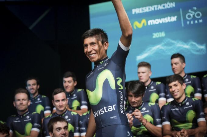El ciclista colombiano Nairo Quintana saluda durante la presentación del equipo