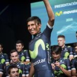 El ciclista colombiano Nairo Quintana saluda durante la presentación del equipo