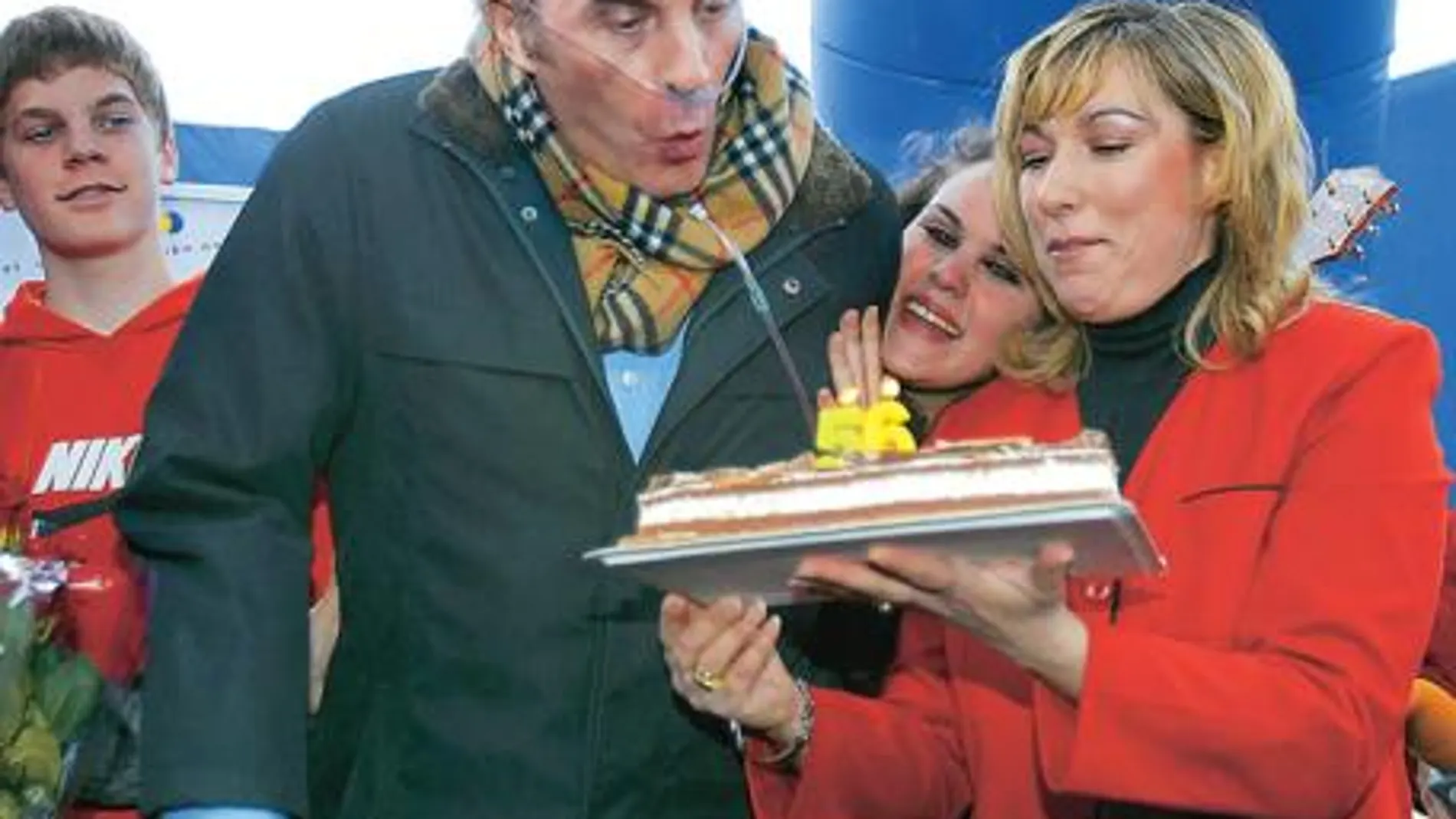 Jesús Neira, soplando las velas ayer a la salida del Hospital Puerta de Hierro