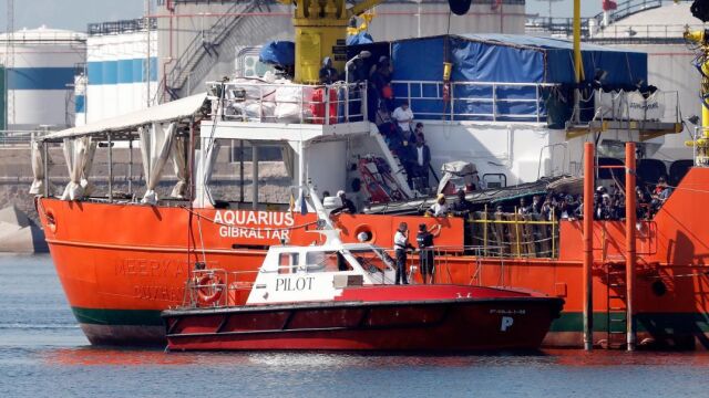El barco Aquarius, en el que viajan 106 inmigrantes, a su llegada al puerto de Valencia / Efe