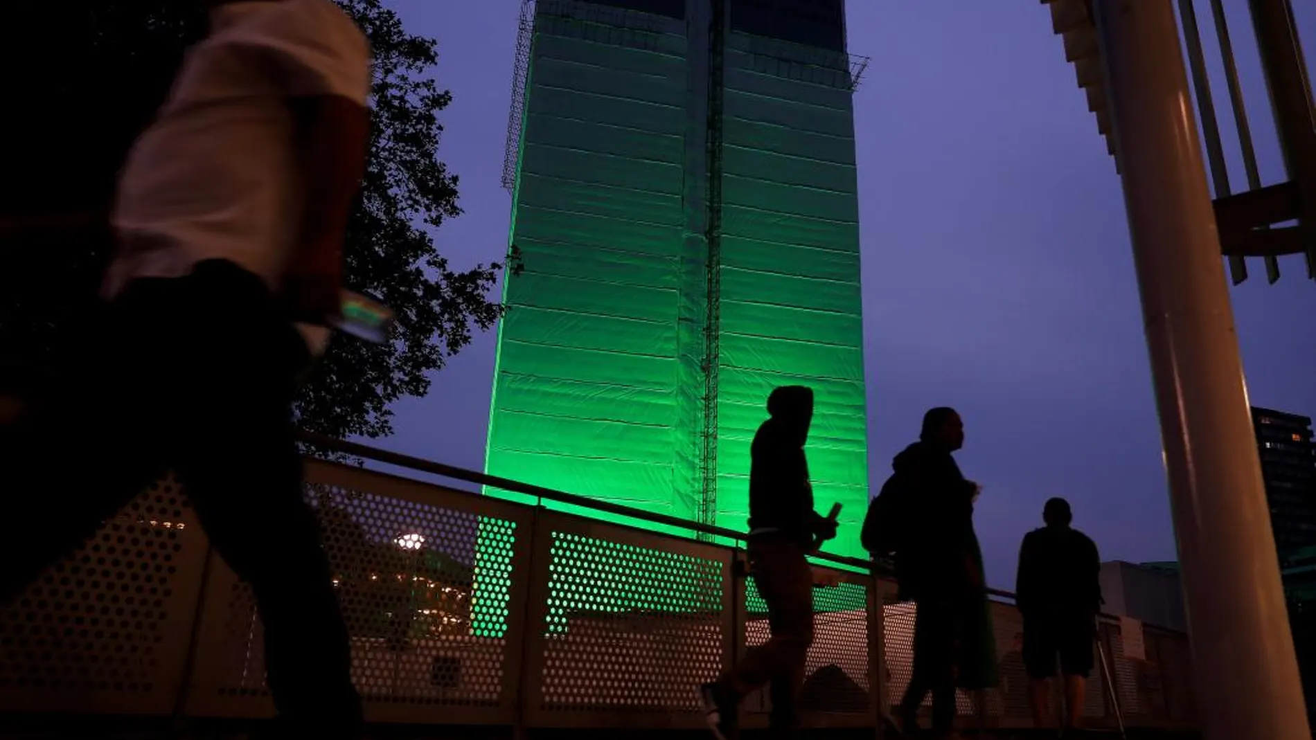 La torre Grenfell, iluminada de verde por el primer aniversario del incendio que dejó 72 muertos