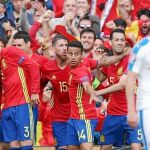 Los jugadores españoles celebran el gol de la victoria conseguido por Piqué en los últimos minutos