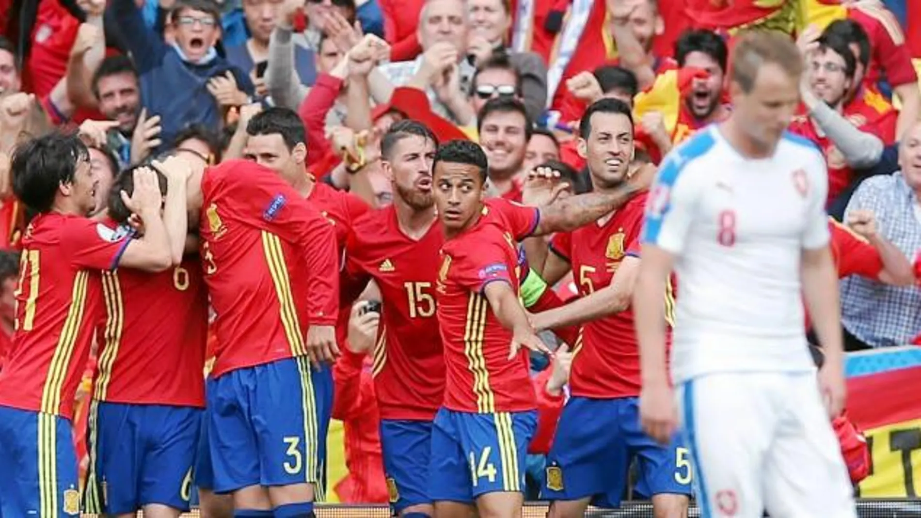 Los jugadores españoles celebran el gol de la victoria conseguido por Piqué en los últimos minutos