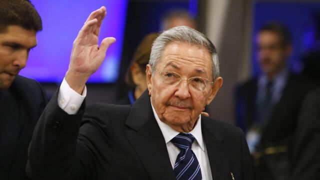 Raúl Castro visita Francia en su primer viaje a Europa