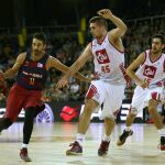 El escolta del FC Barcelona Lassa Juan Carlos Navarro (i) intenta superar a Halil Kanacevic (c) y Joan Astre (d) del CAI Zaragoza durante el partido correspondiente a la primera jornada de la liga ACB disputado hoy en el Palau Blaugrana de Barcelona.