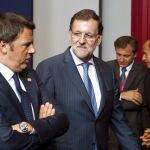 El presidente del Gobierno español, Mariano Rajoy (d), conversa con el primer ministro italiano, Matteo Renzi (i)