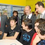 El consejero de Educación, el alcalde vallisoletano, Begoña Hernández y Cecilio escuchan las opiniones de los estudiantes sobre los talleres de la Semana de la Ciencia