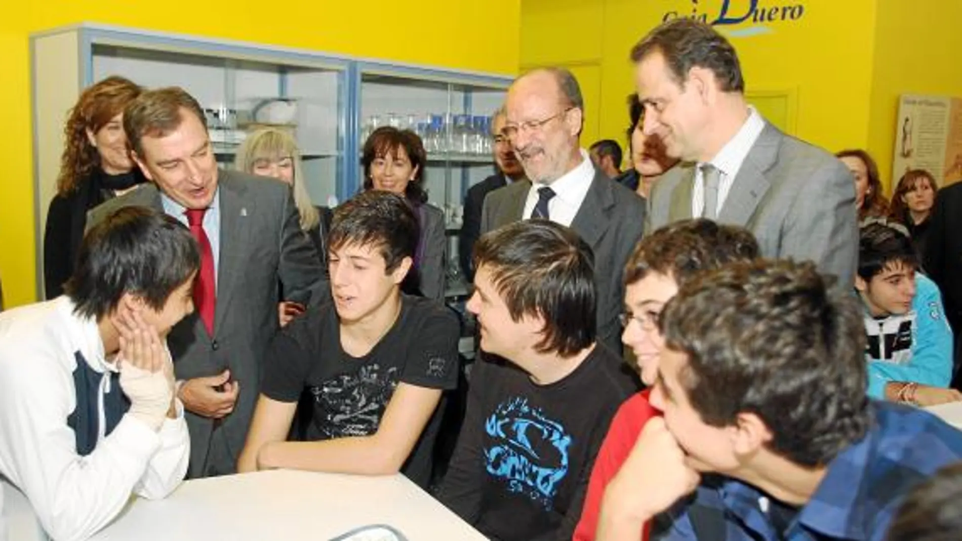 El consejero de Educación, el alcalde vallisoletano, Begoña Hernández y Cecilio escuchan las opiniones de los estudiantes sobre los talleres de la Semana de la Ciencia