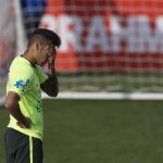 Neymar se entrenó ayer con Brasil, antes de conocer la sanción que se le imponía. Mientras, a Bacca, el delantero de Colombia, el Tribunal de Disciplina le ha sancionado con dos encuentros