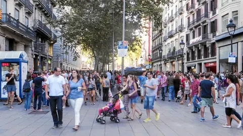 Comercios cerrados. El Portal de l’Àngel dejará de presentar esta estampa los domingos de verano en caso de prosperar la propuesta