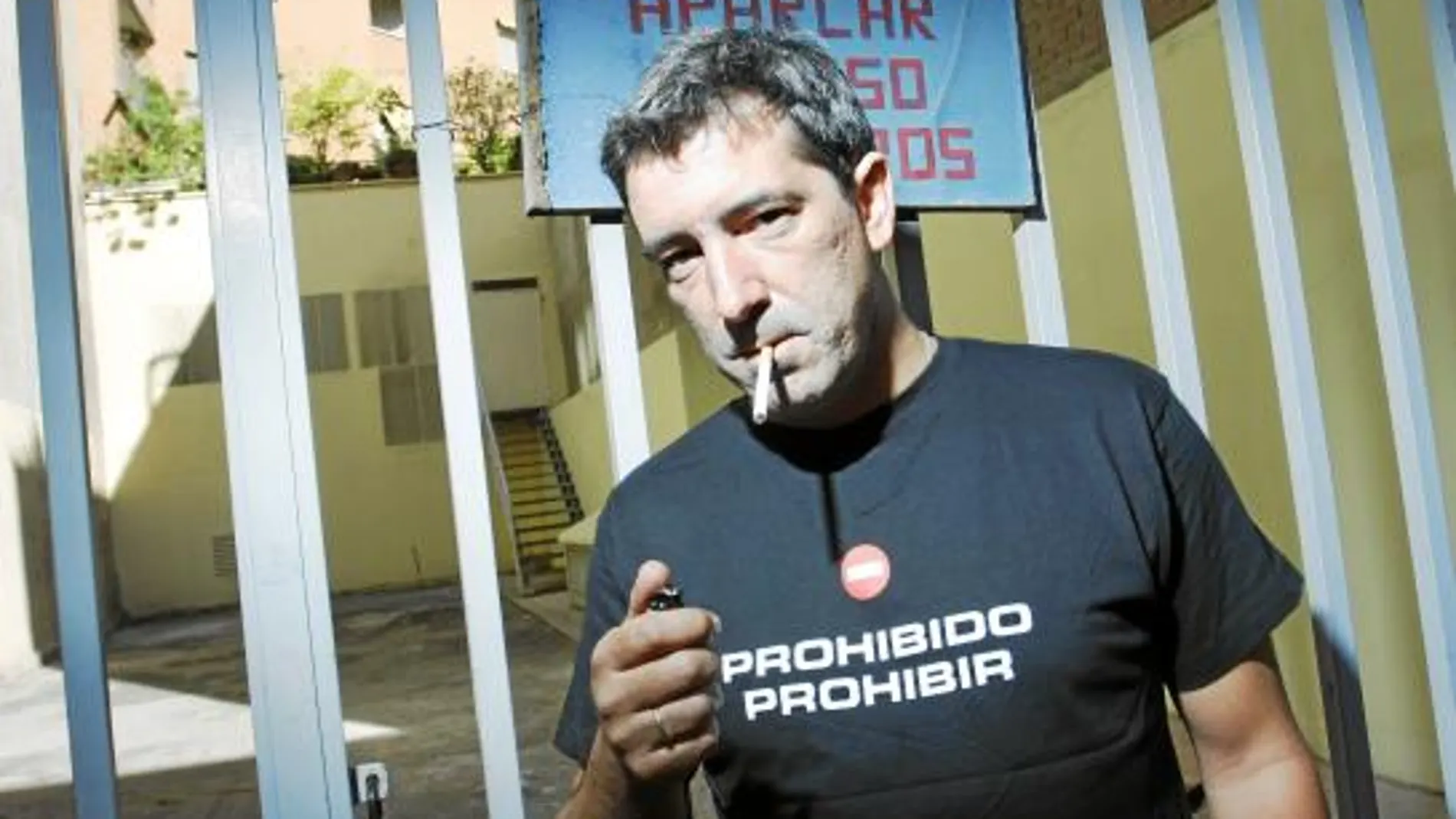 «El cigarrón (fumar en la calle) creará problemas»