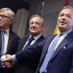 Giovanni Castellucci, Florentino Pérez y Marcelino Fernandez tras la firma del acuerdo