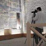Un trabajador de Factum Arte, en la cámara del faraón Seti I