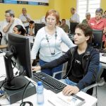 Jóvenes internos de Quatre Camins reciben clases de informática por parte de jubilados voluntarios