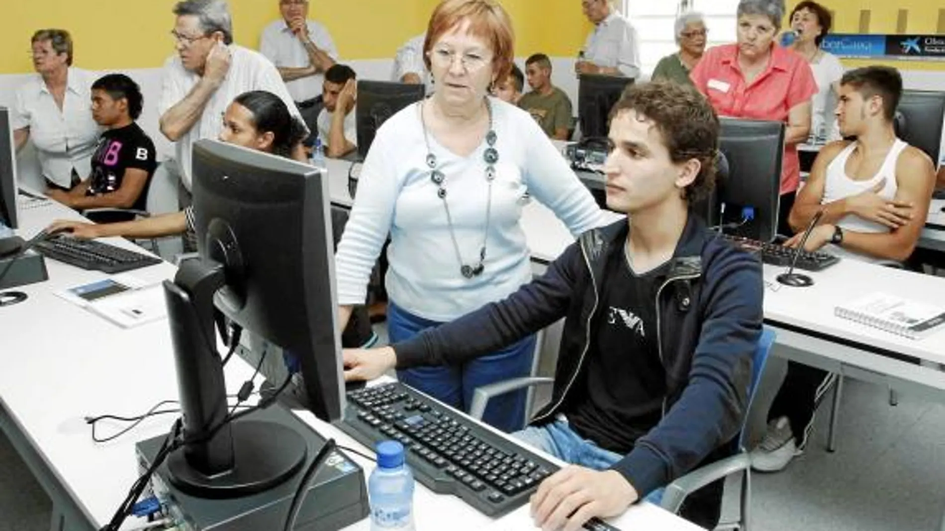 Jóvenes internos de Quatre Camins reciben clases de informática por parte de jubilados voluntarios