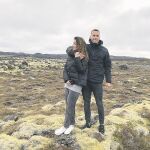 Canales posa junto a su pareja en un paraje que es difícil de encontrar en otros países que no sea Islandia