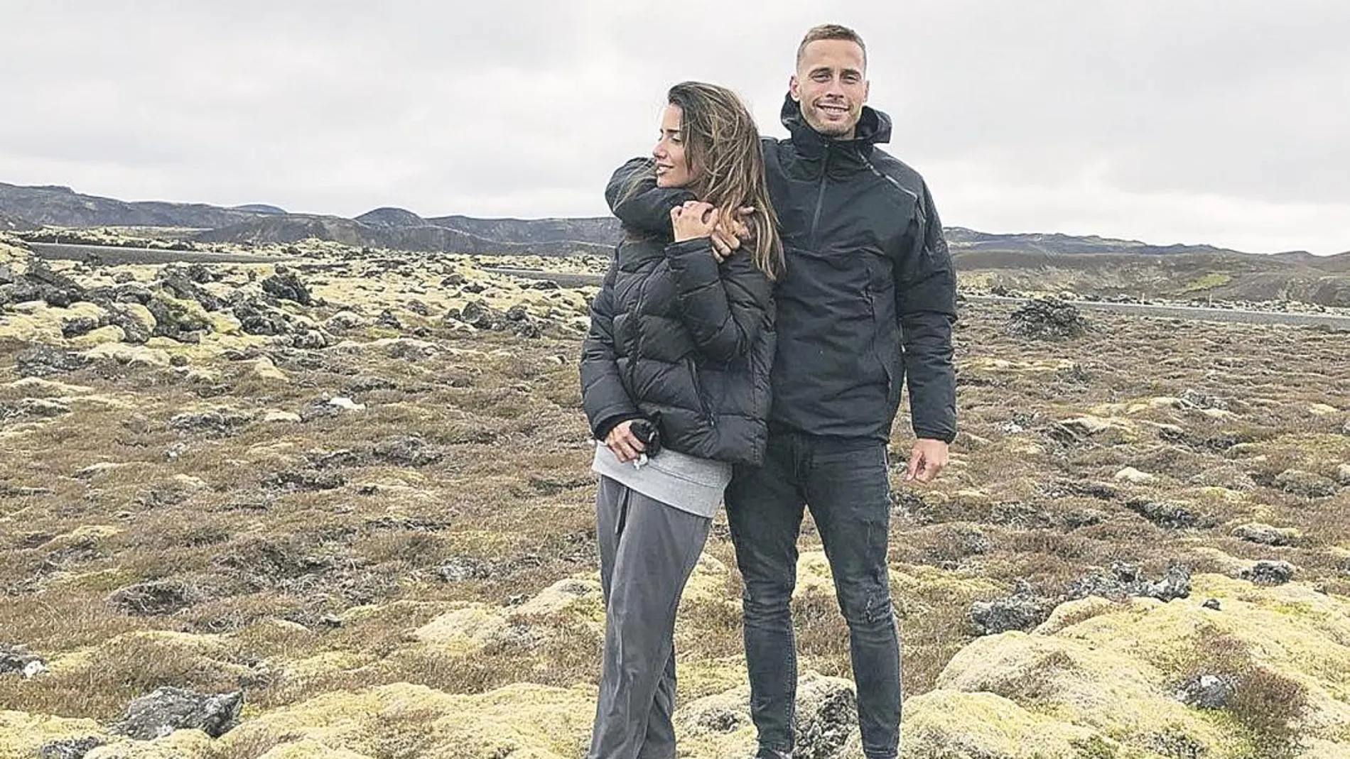 Canales posa junto a su pareja en un paraje que es difícil de encontrar en otros países que no sea Islandia