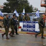 Soldados israelíes en el lugar en que fuerzas de seguridad abatieron a un palestino que intentó apuñalar a un transeúnte