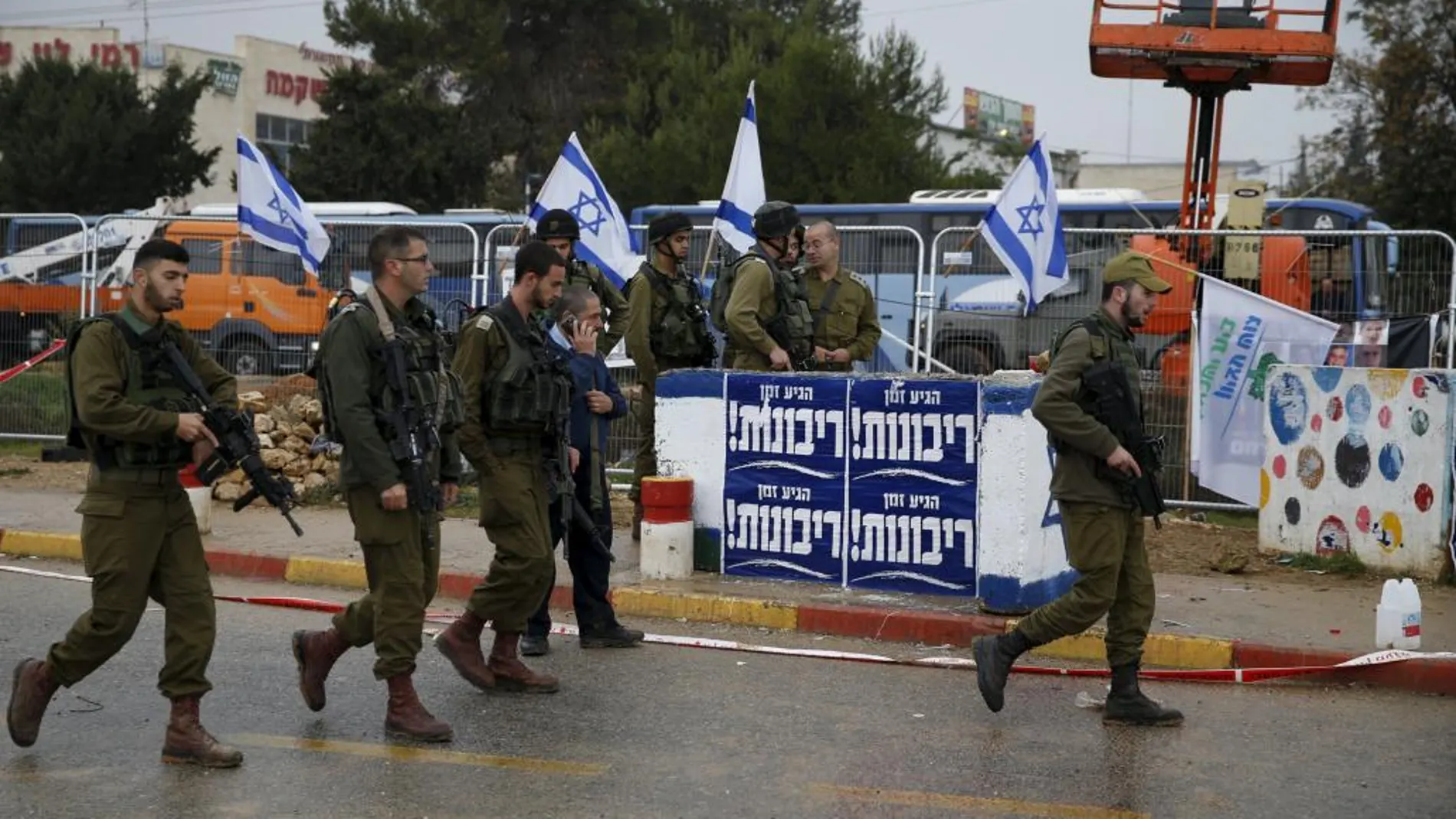 Soldados israelíes en el lugar en que fuerzas de seguridad abatieron a un palestino que intentó apuñalar a un transeúnte