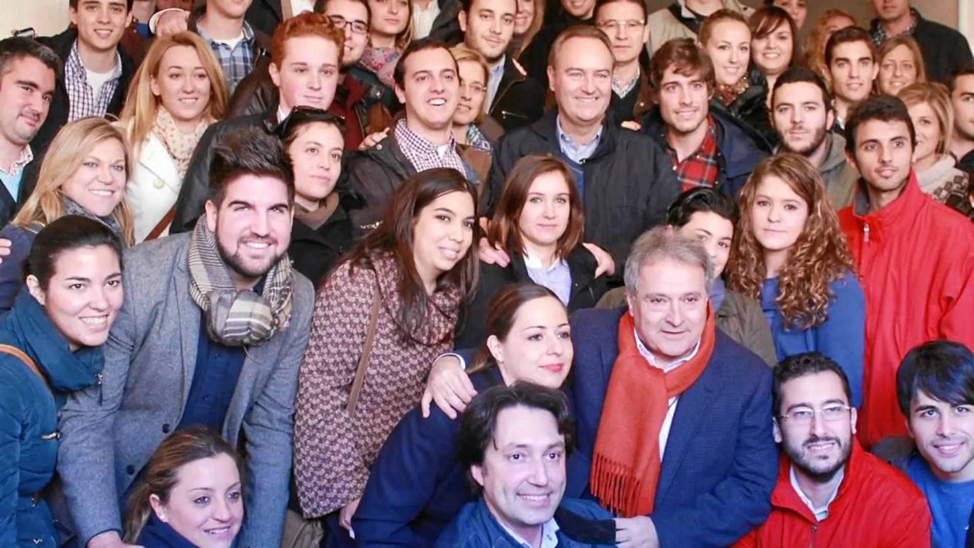 Fabra y Rus con un grupo de militantes del PPCV
