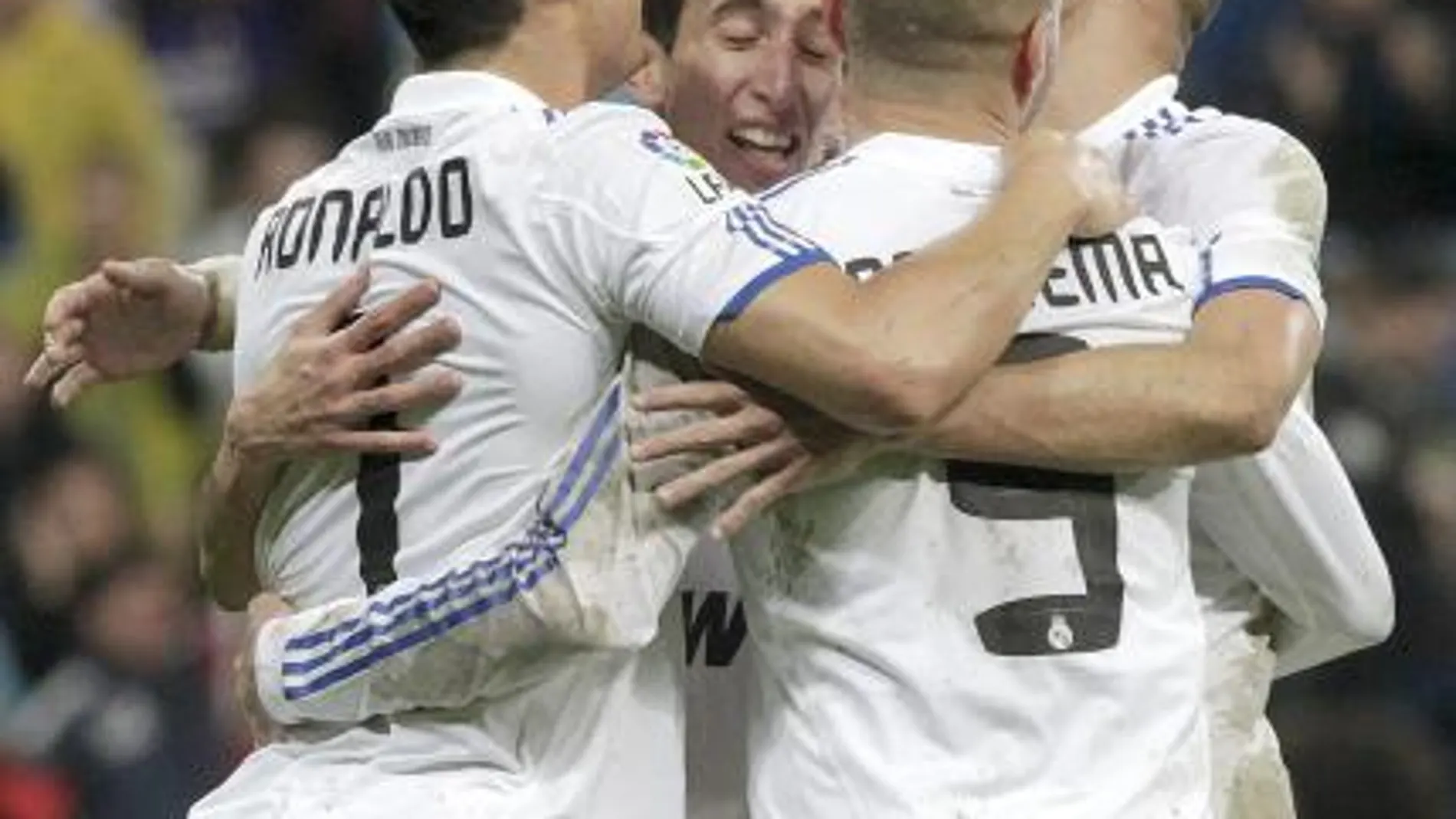 Los jugadores del Real Madrid (i-d) Cristiano Ronaldo, Di María, Benzema y Pepe celebran uno de los goles ante el Levante