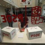 Un operario del PSOE prepara unas urnas en la sede de Ferraz de