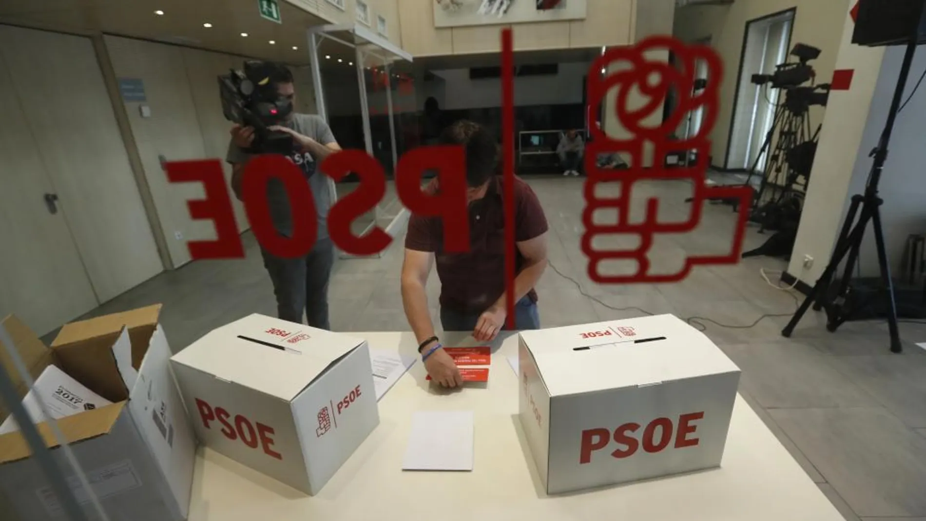 Un operario del PSOE prepara unas urnas en la sede de Ferraz de