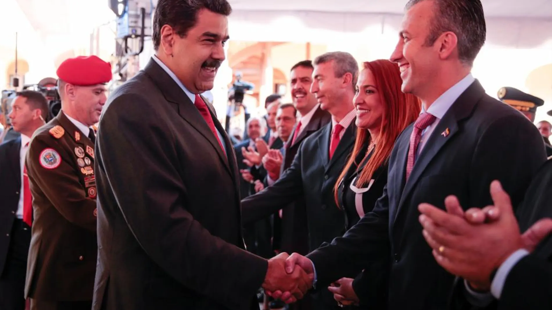 Nicolas Maduro (C) saluda a Tarek El Aissami (R), durante un encuentro en Caracas