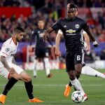 Éver Banega presiona al francés Paul Pogba, del Manchester United