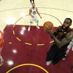 LeBron James (c) de Cleveland Cavaliers en acción. Foto: Efe