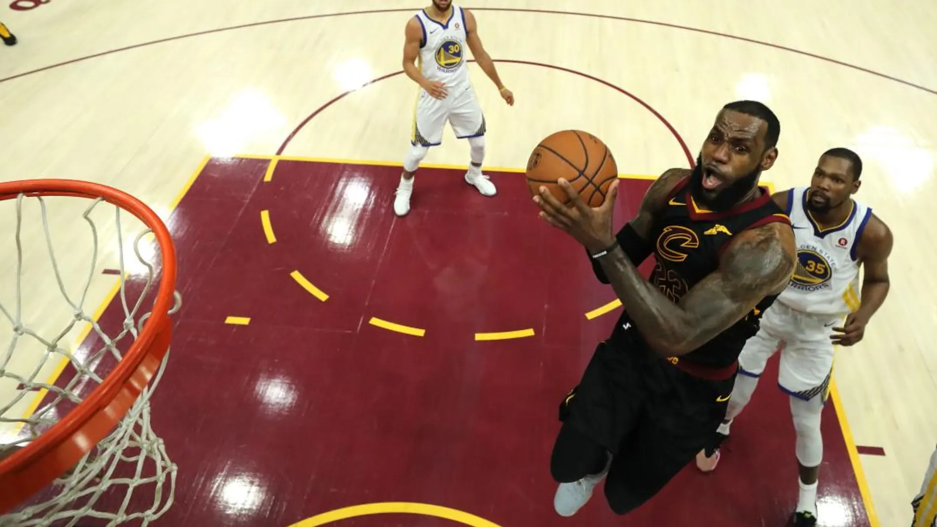 LeBron James (c) de Cleveland Cavaliers en acción. Foto: Efe