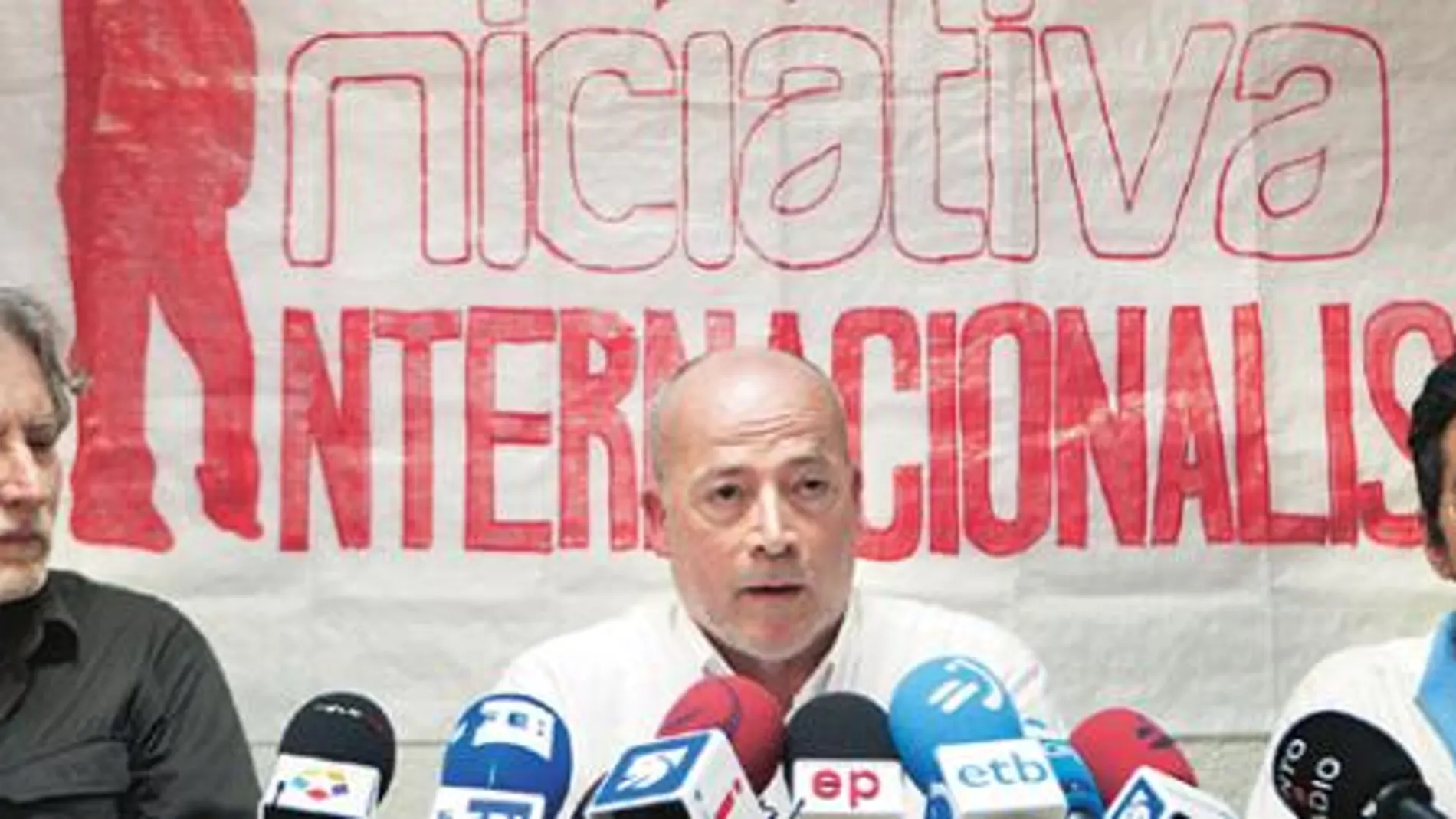 Dirigentes de Iniciativa Internacionalista, el pasado viernes, tras conocer la decisión del TC de dar el visto bueno a su candidatura