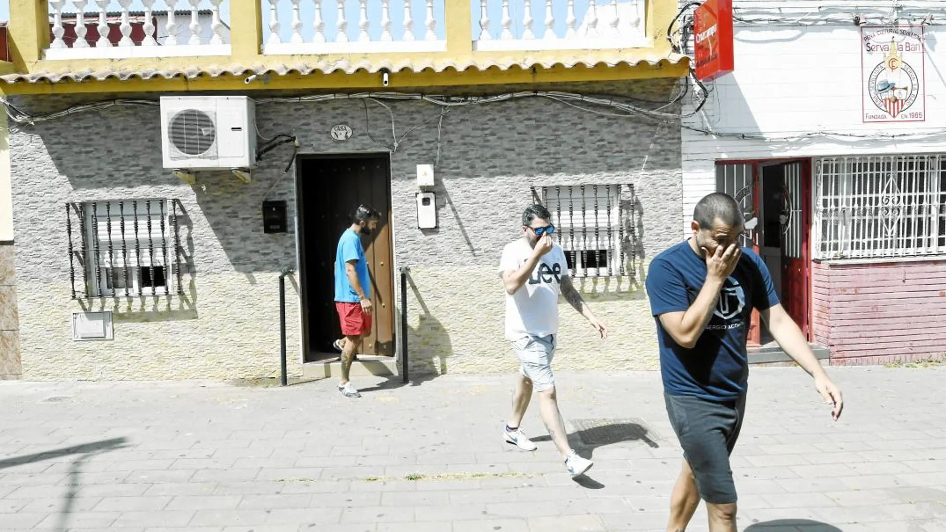 Amigos de José Ángel Prenda abandonan el domicilio de su familia, situada en el barrio sevillano de Amate