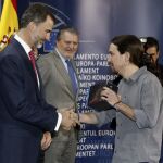El líder de Podemos, cuando regaló al Rey la serie «Juego de Tronos»