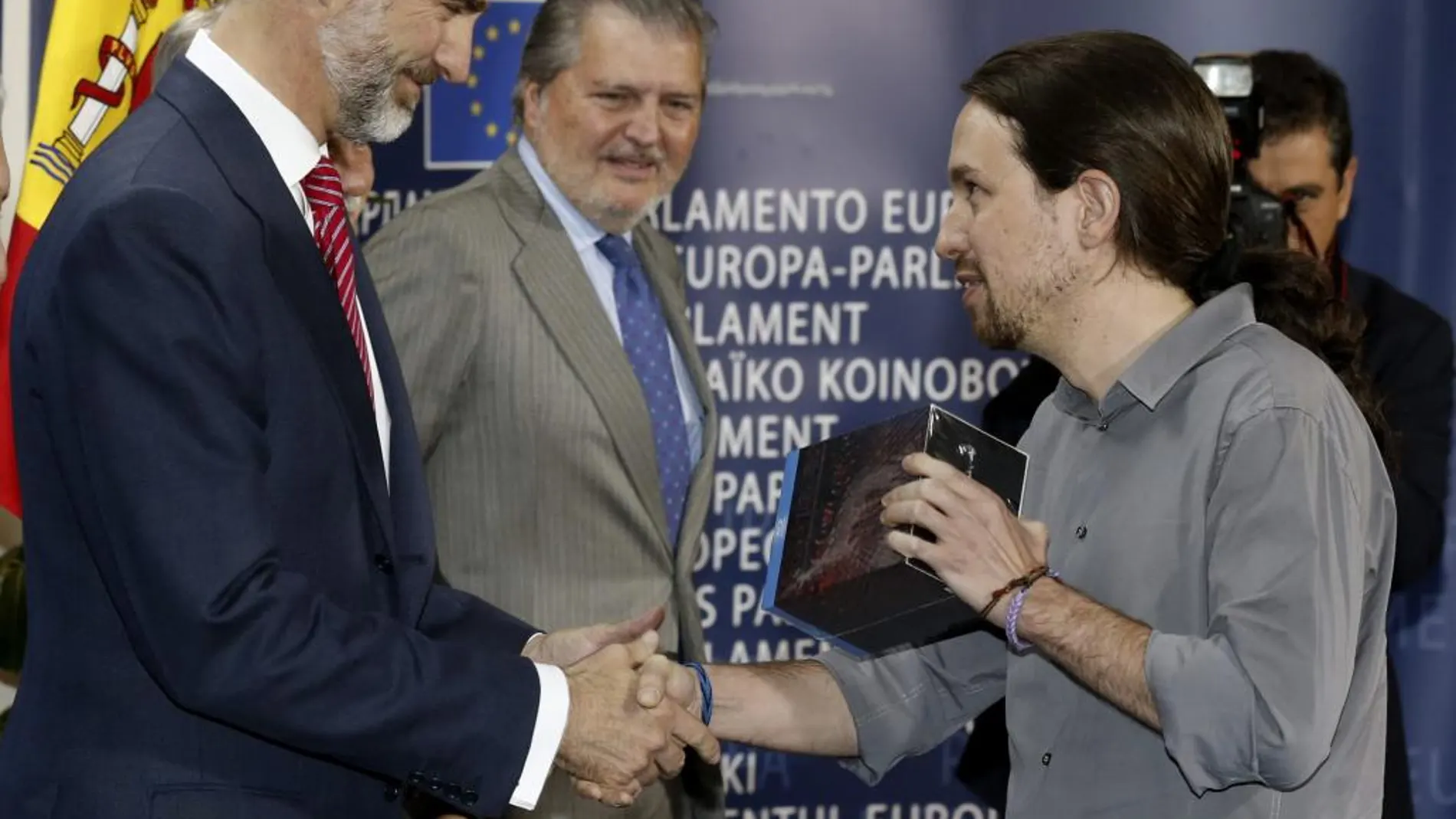 El líder de Podemos, cuando regaló al Rey la serie «Juego de Tronos»