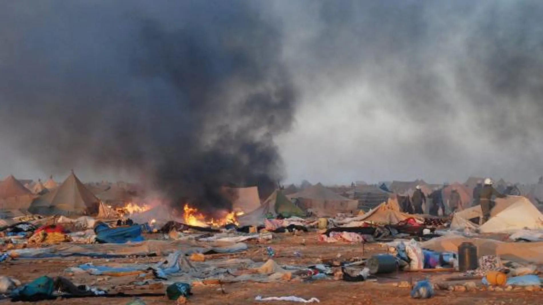 Fotografía cedida el lunes 8 de noviembre de 2010, en la que se observa como las Fuerzas de Seguridad de Marruecos desmantelan el campamento ubicado en las afueras de la ciudad de Laayoun, Marruecos.