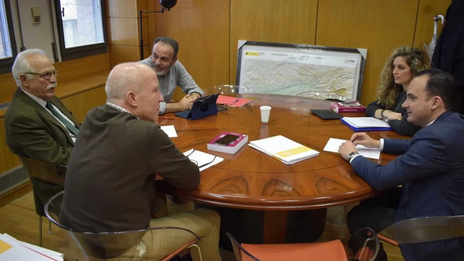 La comisión negociadora volvió a reunirse ayer tras un breve contacto telefónico entre Beltrán Pérez y Juan Espadas