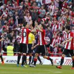 El jugador del Athletic de Bilbao Aduriz (20) celebra con sus compañeros un gol frente al S.D Eibar.